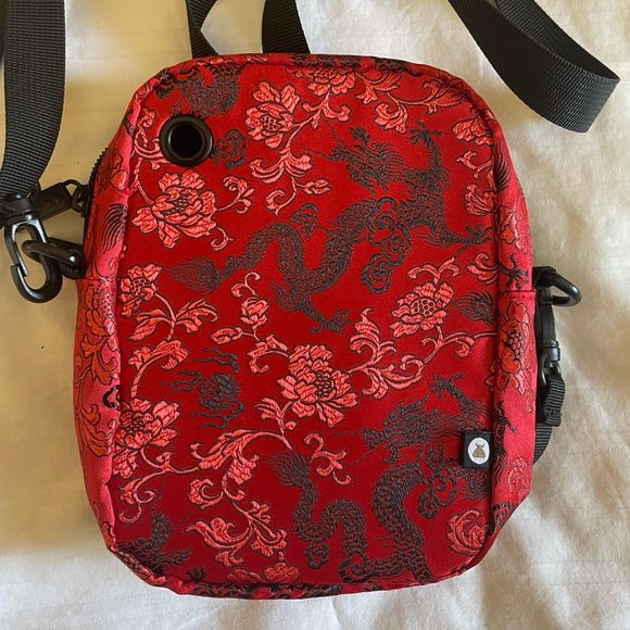 Stunning BUM bag red oriental print Y2K - Picture 3 of 4